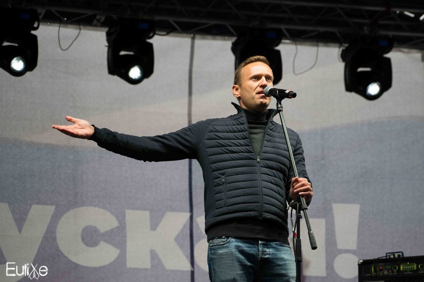 Aleksei Navalniy dirigiéndose a la multitud