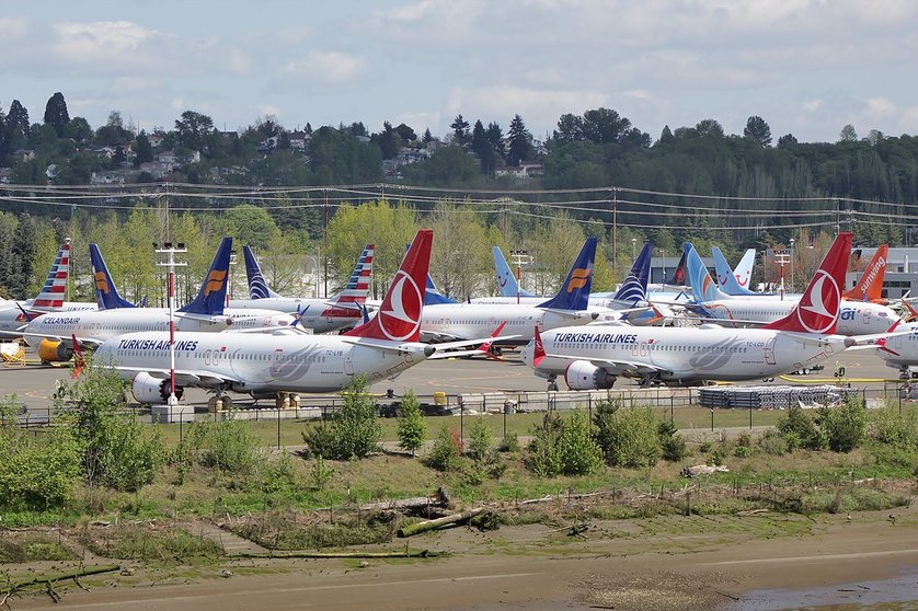 1200px-Boeing_737_MAX_grounded_aircraft_near_Boeing_Field,_April_2019