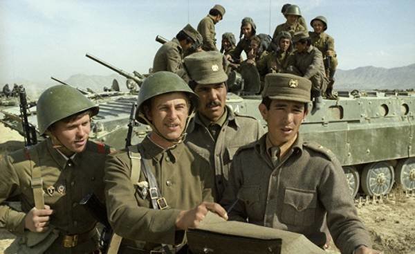 Soldados soviéticos y afganos al comienzo de la intervención