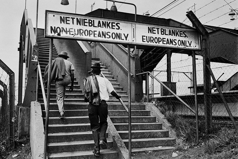 Escaleras para blancos y no blancos en Sudáfrica en tiempos del apartheid