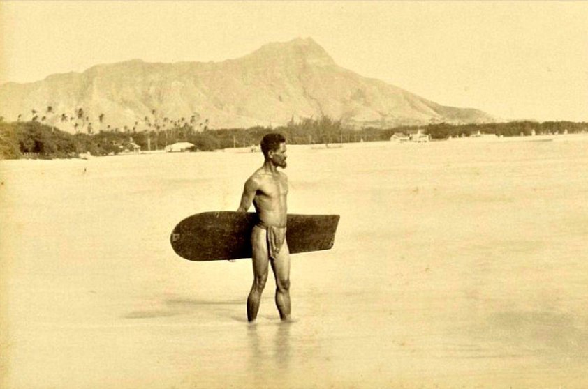 El surfista Charles Kauha en una fotografía tomada en 1898 por Frank Davey en Hawai