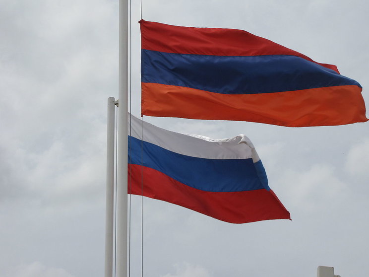 1200px-Armenian_&_Russian_flags_in_Gyumri