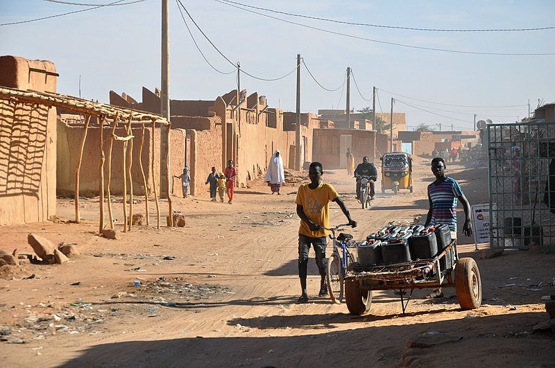 Niger,_Arlit_(18),_street_scene