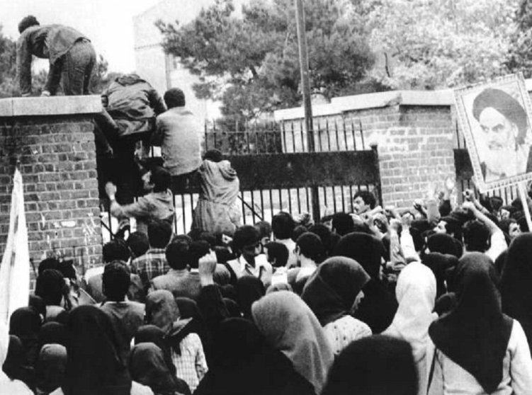 Estudiantes iranies asaltan la embajada estadounidense