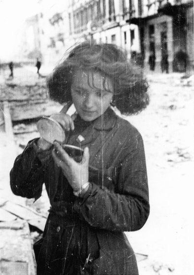 Mujer polaca se mira el pelo tras un bombardeo alemán en 1944