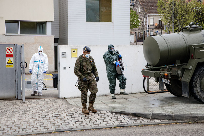 Members of the Spanish army disinfect a nursing home with many cases of coronavirus. This disease is especially rampant with older people, which is coupled with the abandonment and lack of funds in some of these residences, which have become a death trap.