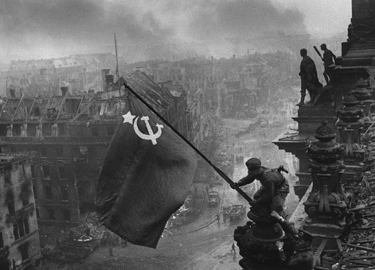 75 años del fin de la IIGM en Europa. Tropas soviéticas izan la bandera sobre Berlín, 1945.