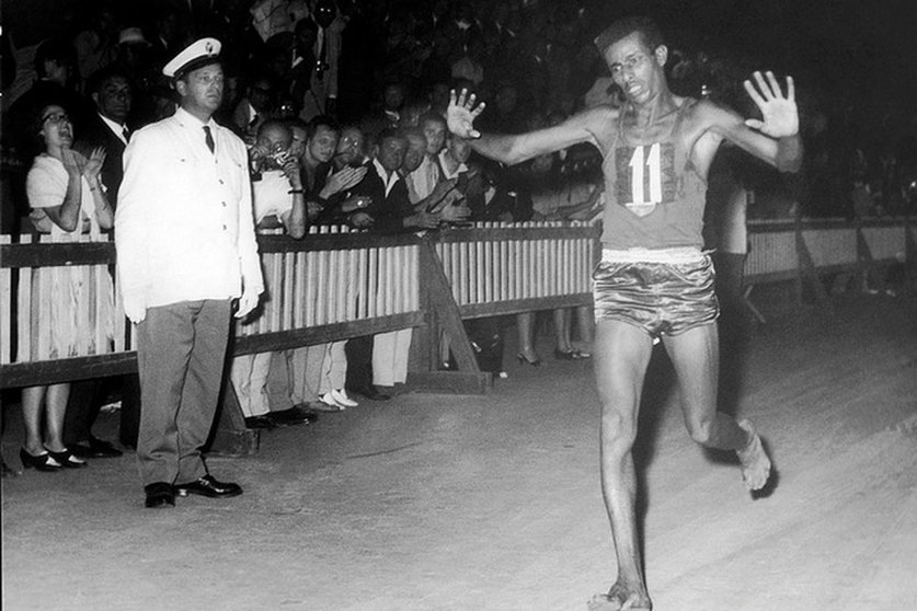 Abebe Bikila cruzando la meta olímpica en Roma