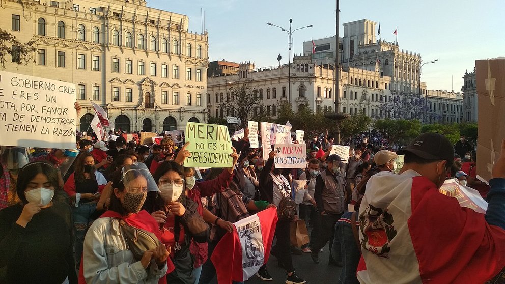 1280px-Protestas_en_Lima_por_golpe_de_estado_parlamentario_27
