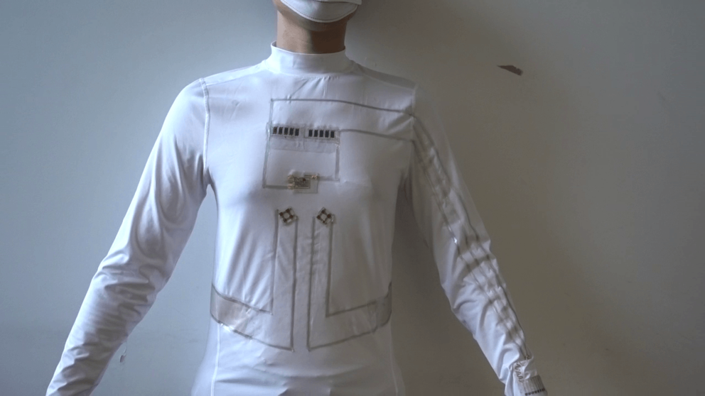 Esta-camiseta-es-capaz-de-cargar-pequenos-dispositivos-electronicos-a-partir-del-movimiento-y-el-sudor