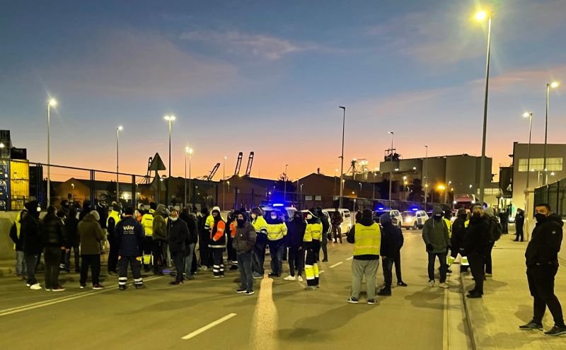 recepción doble Suave La represión no detiene la huelga de los amarradores del Puerto de Barcelona