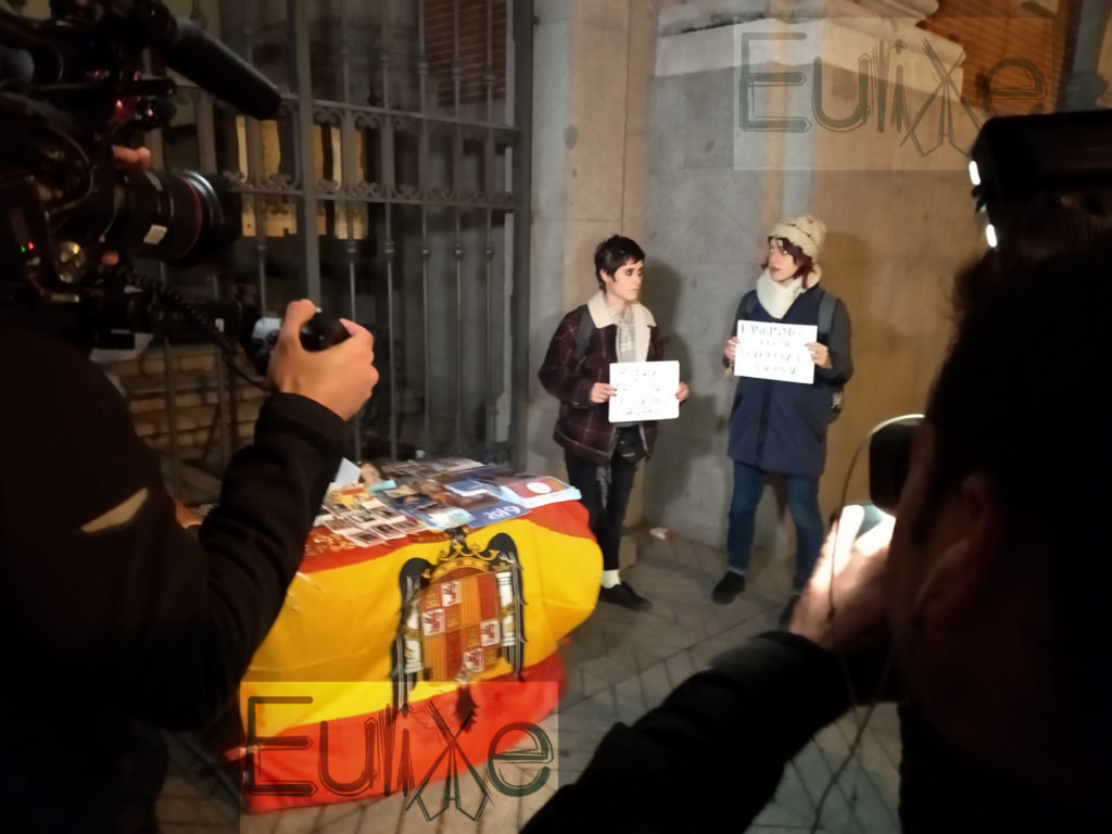 Almudena Puyo protesta a las afueras de la iglesia que recuerda y homenajea al dictador Franco en Madrid el 20N de 2018
