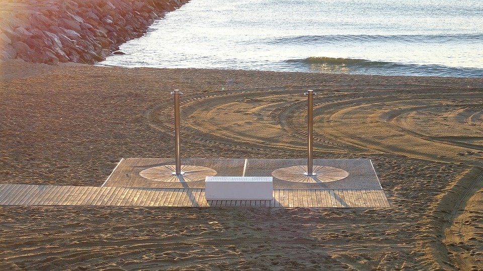 Servicios de duchas en las playas. Rafael Ochoa