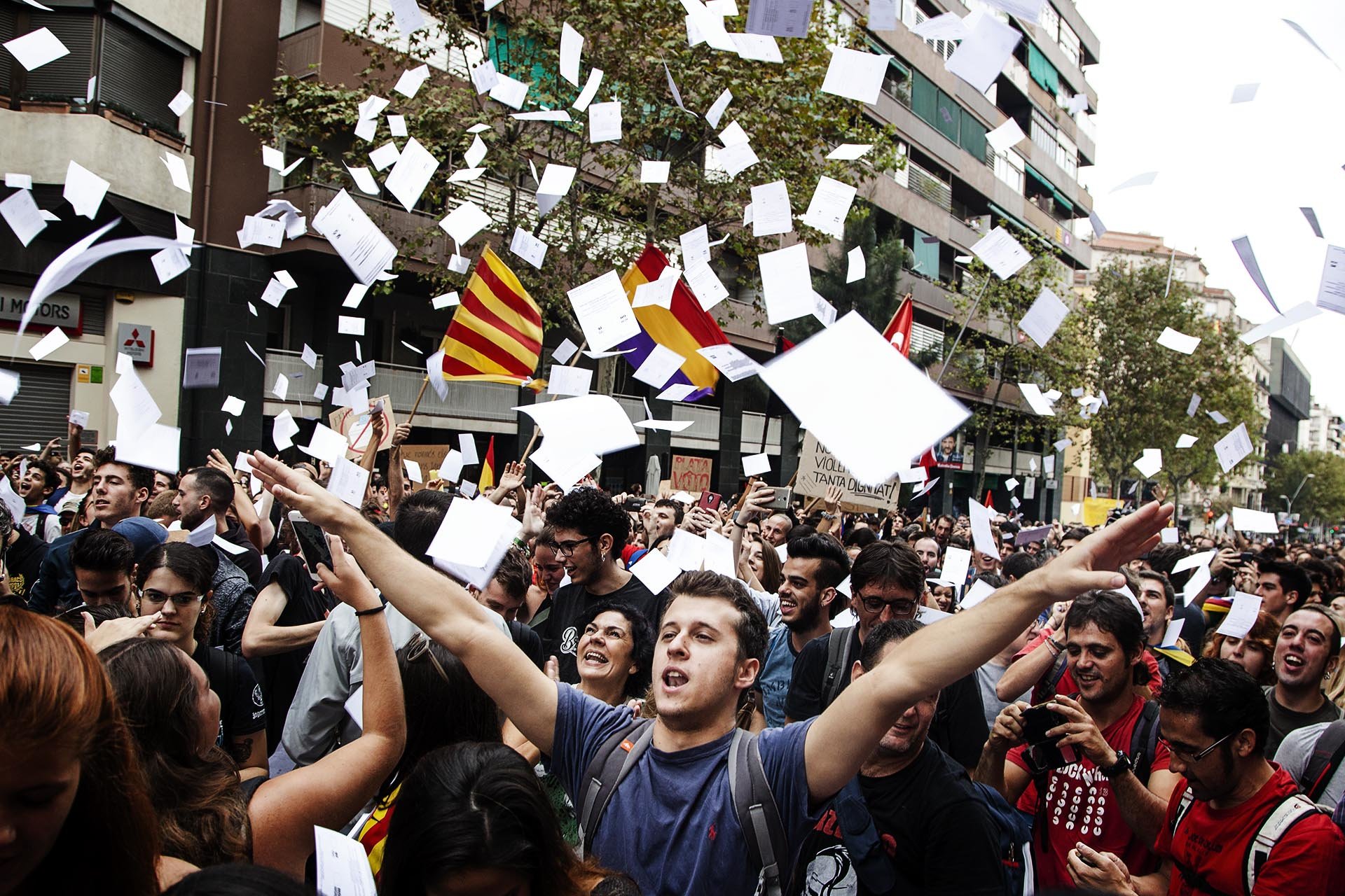 Protesters launch ballot papers in a demonstration for police brutality experienced in the referendum of October 1 for the independence of Catalonia