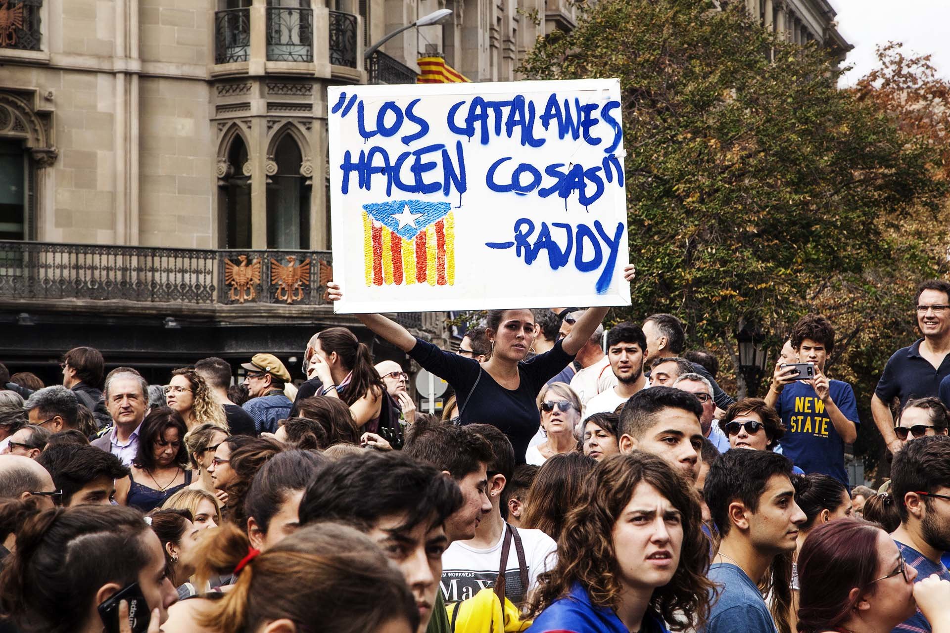 Protesters in a demonstration for the police brutality lived in the referendum of 1 October for the independence of Catalonia.