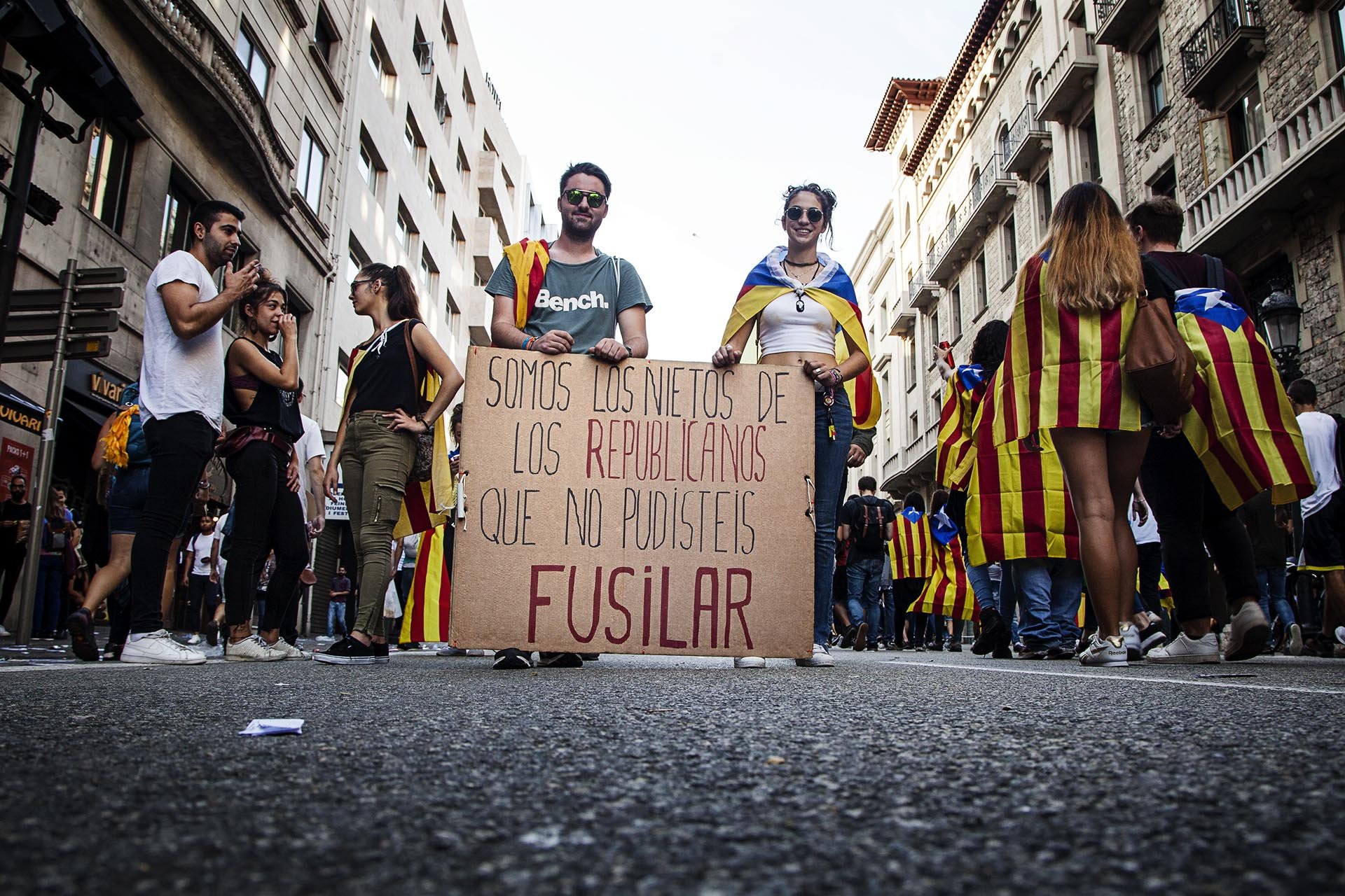 Protesters in a demonstration for the police brutality lived in the referendum of 1 October for the independence of Catalonia, with a message: 