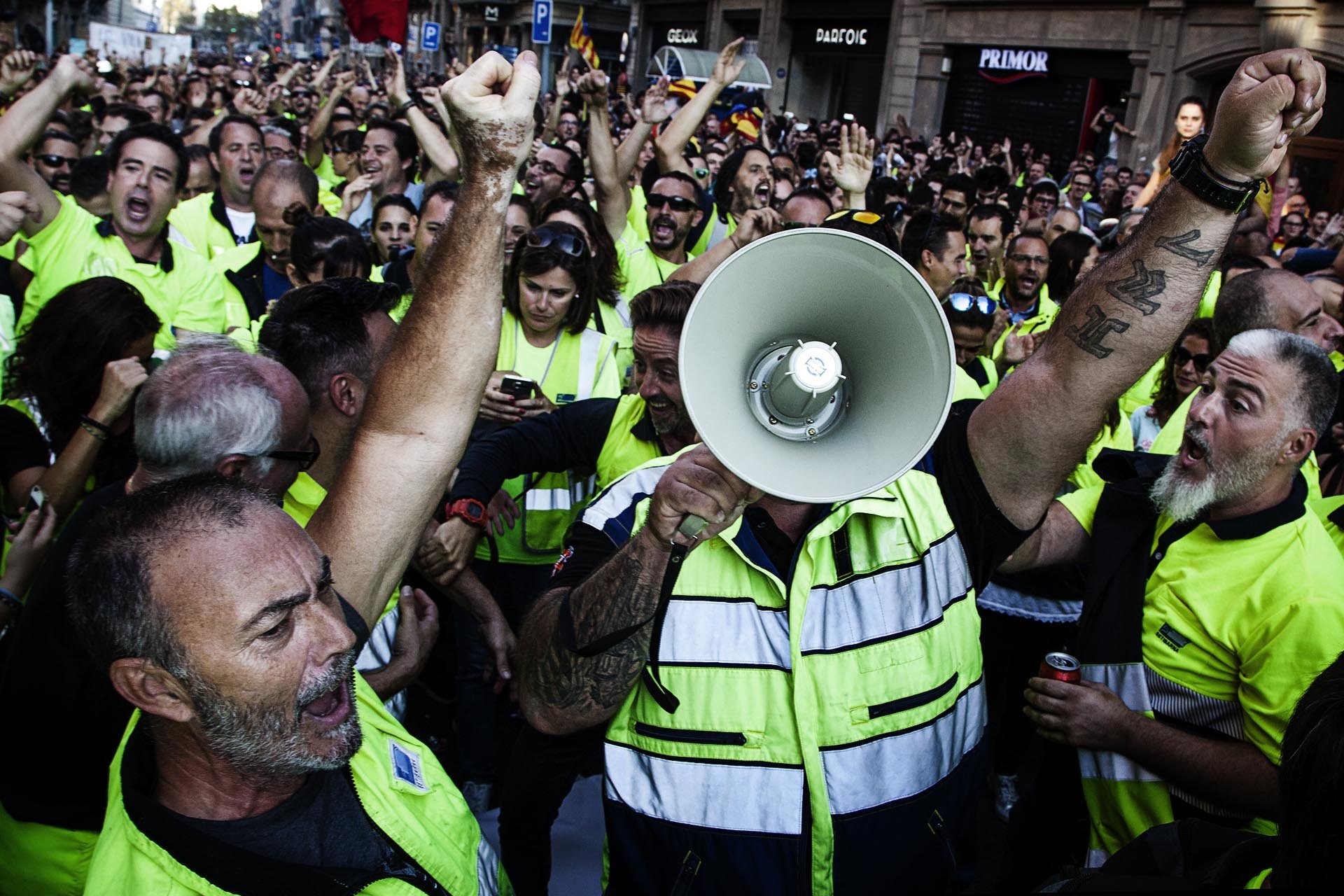 Protesters in a demonstration for the police brutality lived in the referendum of 1 October for the independence of Catalonia.