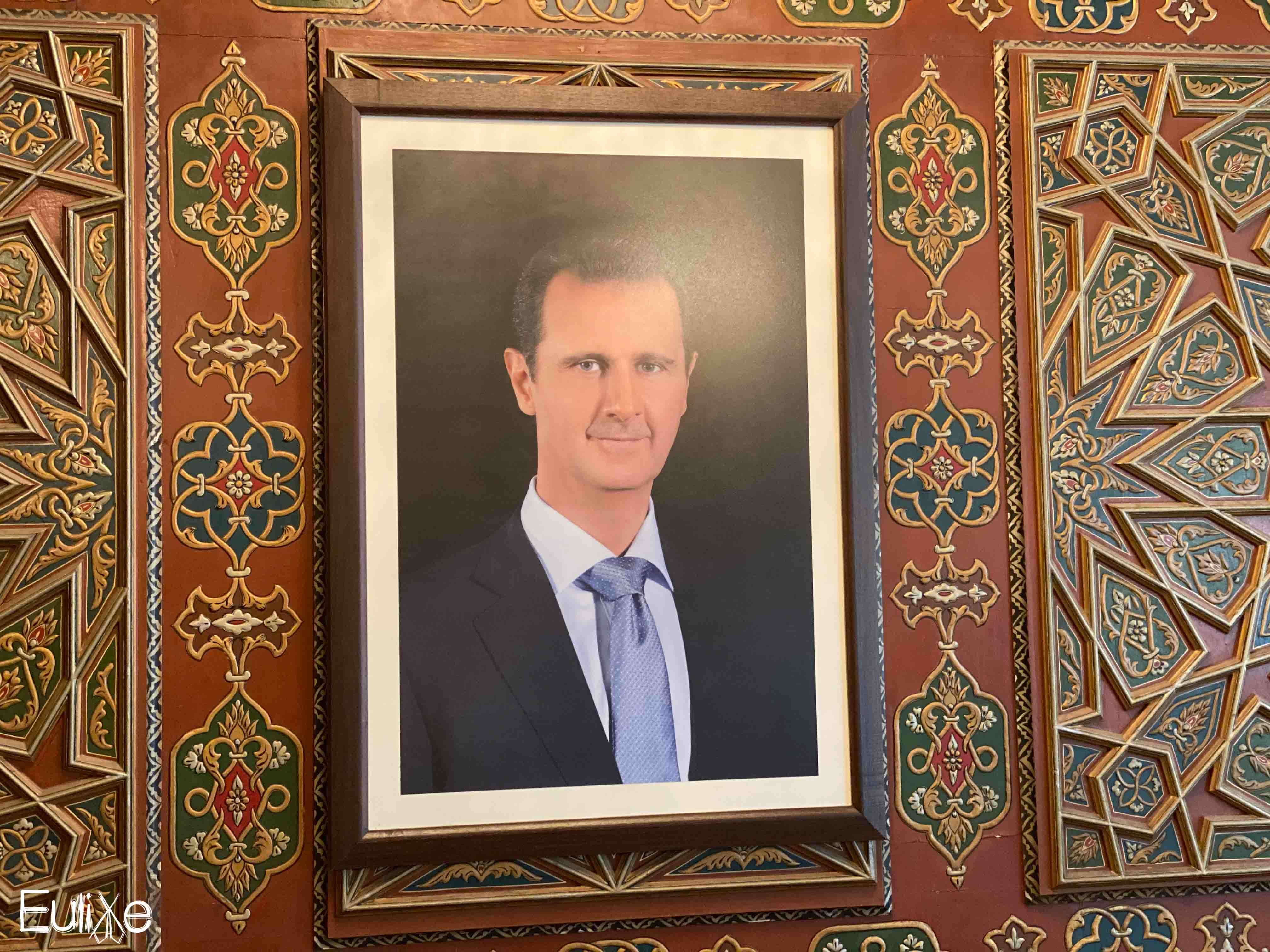 Retrato del presidente Asad en el aeropuerto de Damasco