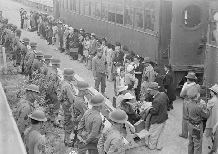 Americans-Japanese-detention-camps-California-1942