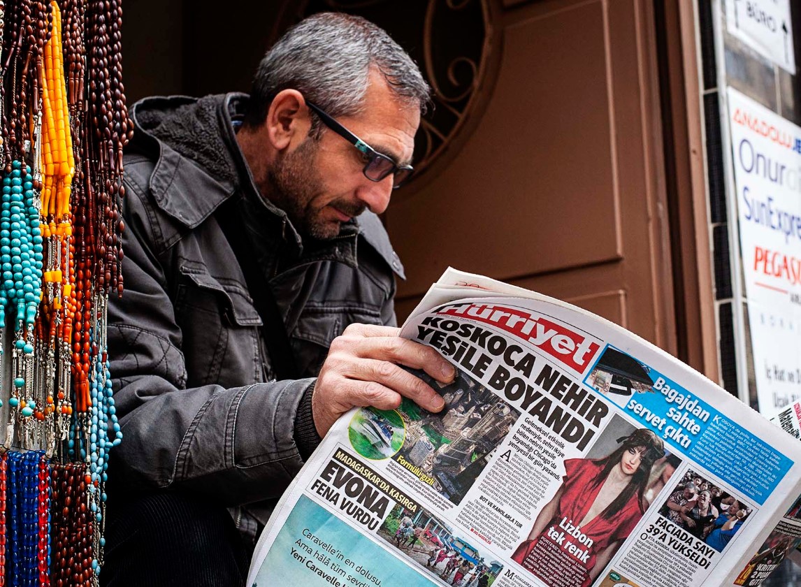 Ciudadano leyendo el Cumhuriyet, periódico censurado por Erdogan. Autor: Juan Teixeira. Fuente: Eulixe.com (Imagen cedida por el autor)