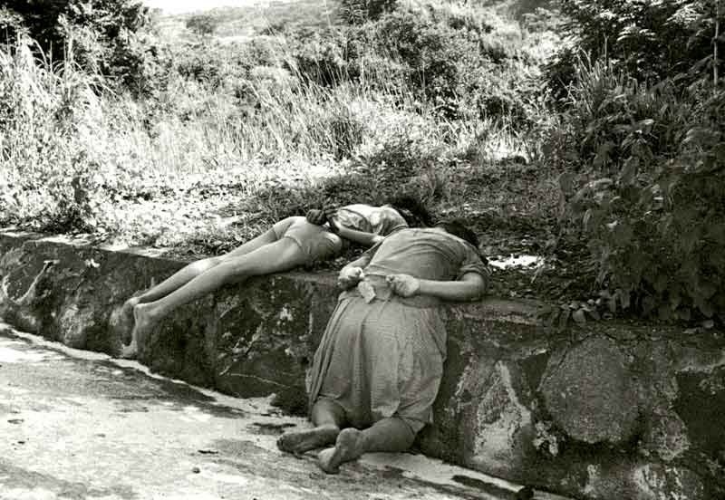 2-chicas-asesinadas-junto-la-ruta-el-aeropuerto-comalapa-airport-foto-john-hoaglan-el-libro-el-salvador-work-of-thirty-photographers-1983